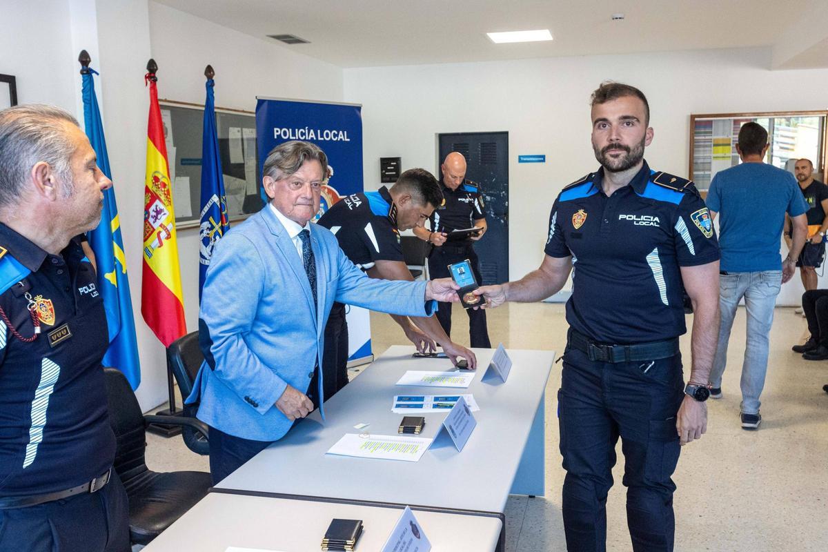 25 nuevos agentes interinos recogen sus acreditaciones policiales tras superar un intenso periodo de prácticas.