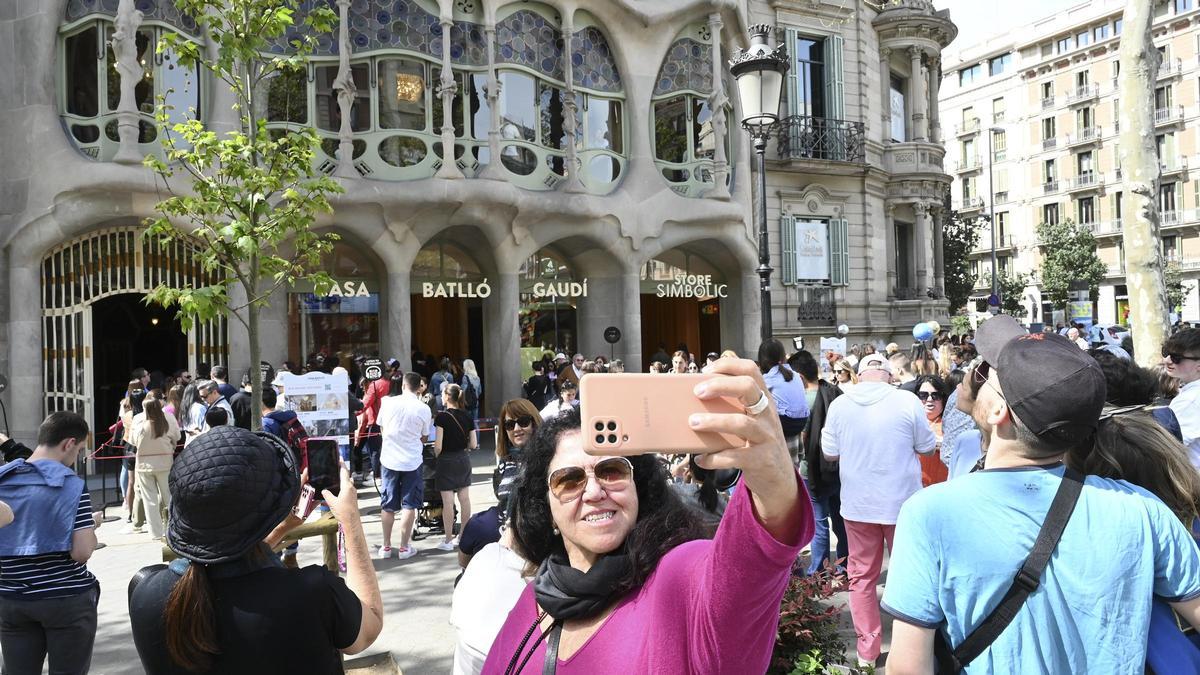 Una turista en la Casa Batlló.