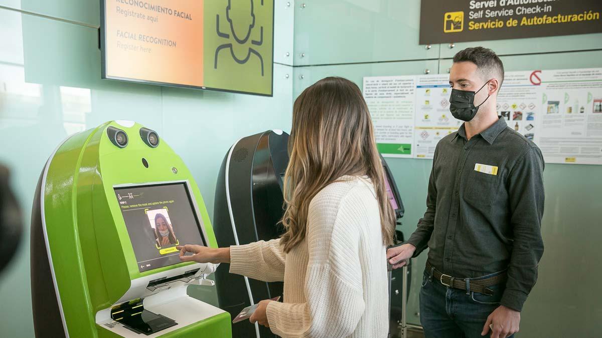 Prueba piloto de Aena y Vueling para el reconocimiento facial en el embarque de vuelos.