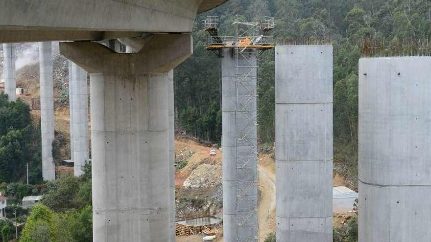 Los pilares para desdoblar el Viaducto da Moura. // Gonzalo Núñez