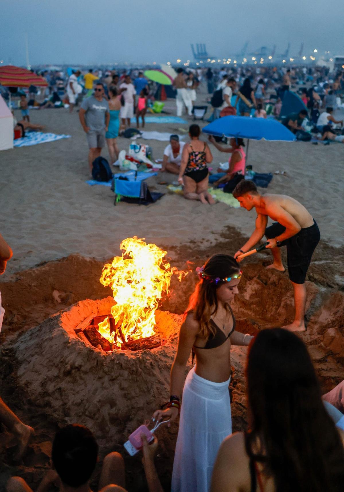 Todas las fotos de una noche de San Juan sofocante en las playas de València