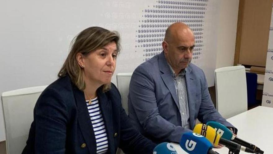 Cecilia Vázquez y Eduardo Rodríguez, este martes en la rueda en la que anunciaron la querella. |   // LA OPINIÓN