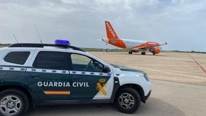 Un coche de la Guardia Civil en el aeropuerto de Menorca con motivo de una amenaza de bomba.