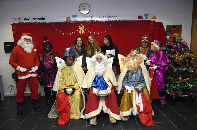 Los Reyes Magos visitan el centro de mayores Rey Fernando