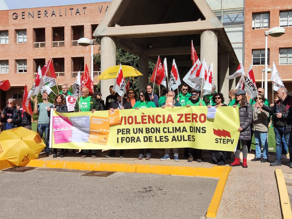 Concentración contra las agresiones este martes ante la sede de la Conselleria de Educación en València