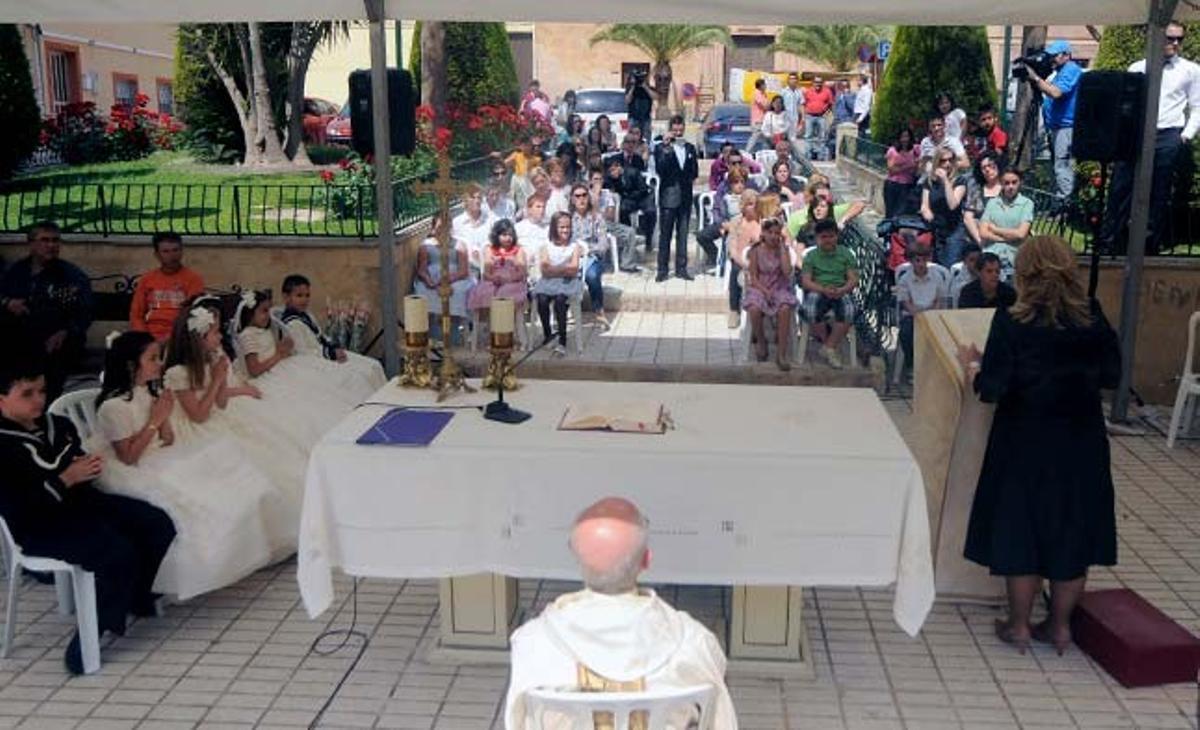 Les parròquies de la ciutat murciana de Llorca han celebrat els seus oficis religiosos en llocs improvisats, com jardins, patis i salons, per la impossibilitat de fer-ho a les seves esglésies, ja que la majoria han quedat greument afectades pels terratrèmols de dimecres passat. Les parròquies de la ciutat murciana de Llorca han celebrat els seus oficis religiosos en llocs improvisats, com jardins, patis i salons, per la impossibilitat de fer-ho a les seves esglésies, ja que la majoria han quedat greument afectades pels terratrèmols de dimecres passat.