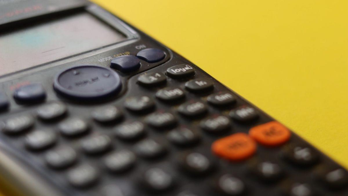 La calculadora científica más vendida en Amazon y que «las matemáticas te acompañen»