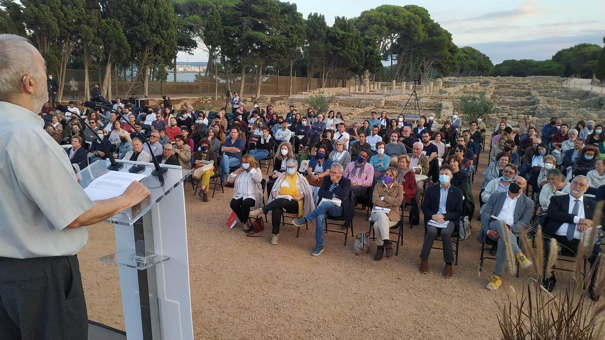 El doctor Nolla durant la seva glossa dels cursos