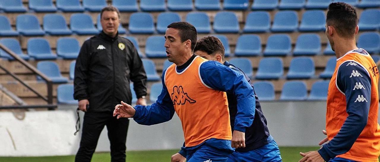 El jugador del Hércules Pedro Sánchez, en el entrenamiento del jueves, ante el técnico Manolo Díaz.