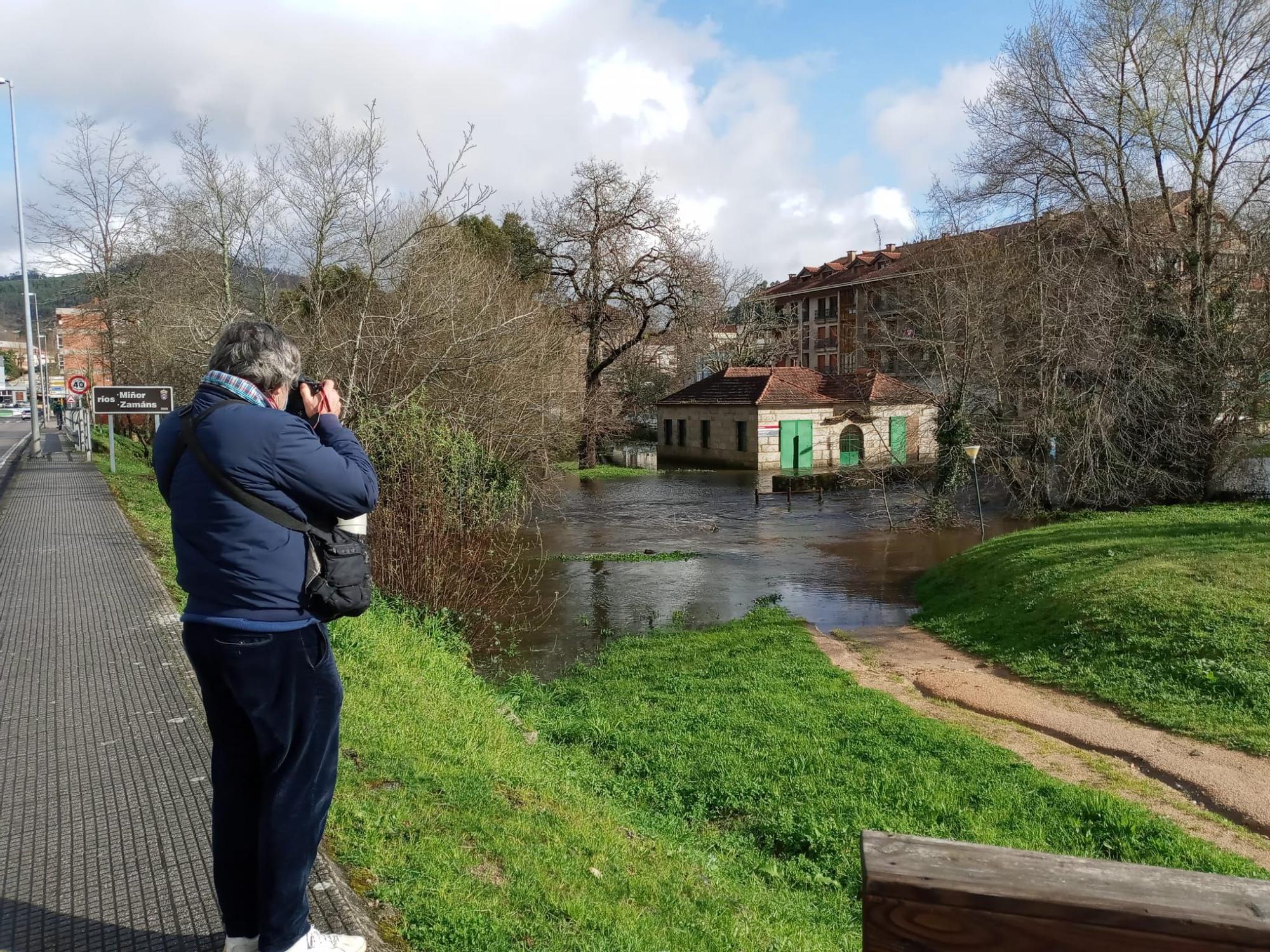 La crecida del río Miñor provoca inundaciones a su paso por Gondomar