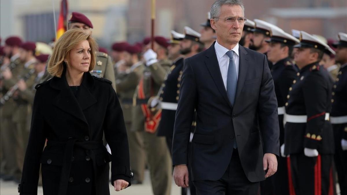 María Dolores de Cospedal recibe al secretario general de la OTAN, Jens, Stoltenberg, este jueves en la base de Torrejón de Ardoz (Madrid).