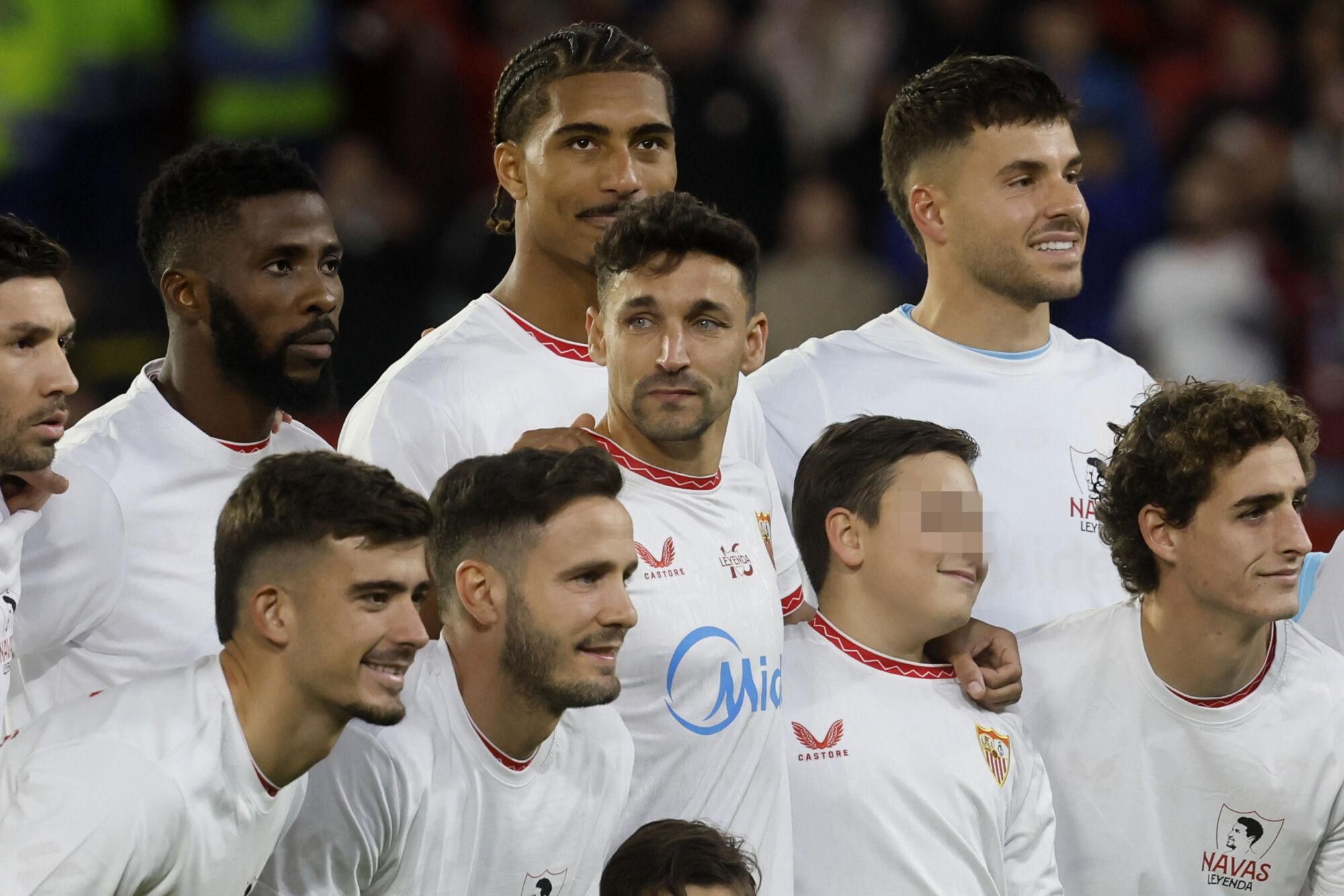 Sevilla, 14/12/2024.- El jugador del Sevilla, Jesús Navas (c), durante el homenaje que ha recibido antes del inicio del encuentro correspondiente a la jornada 17 de Laliga EA Sports que disputan hoy sábado Sevilla y Celta en el estadio Sanchez Pizjuan de Sevilla. EFE/José Manuel Vidal.