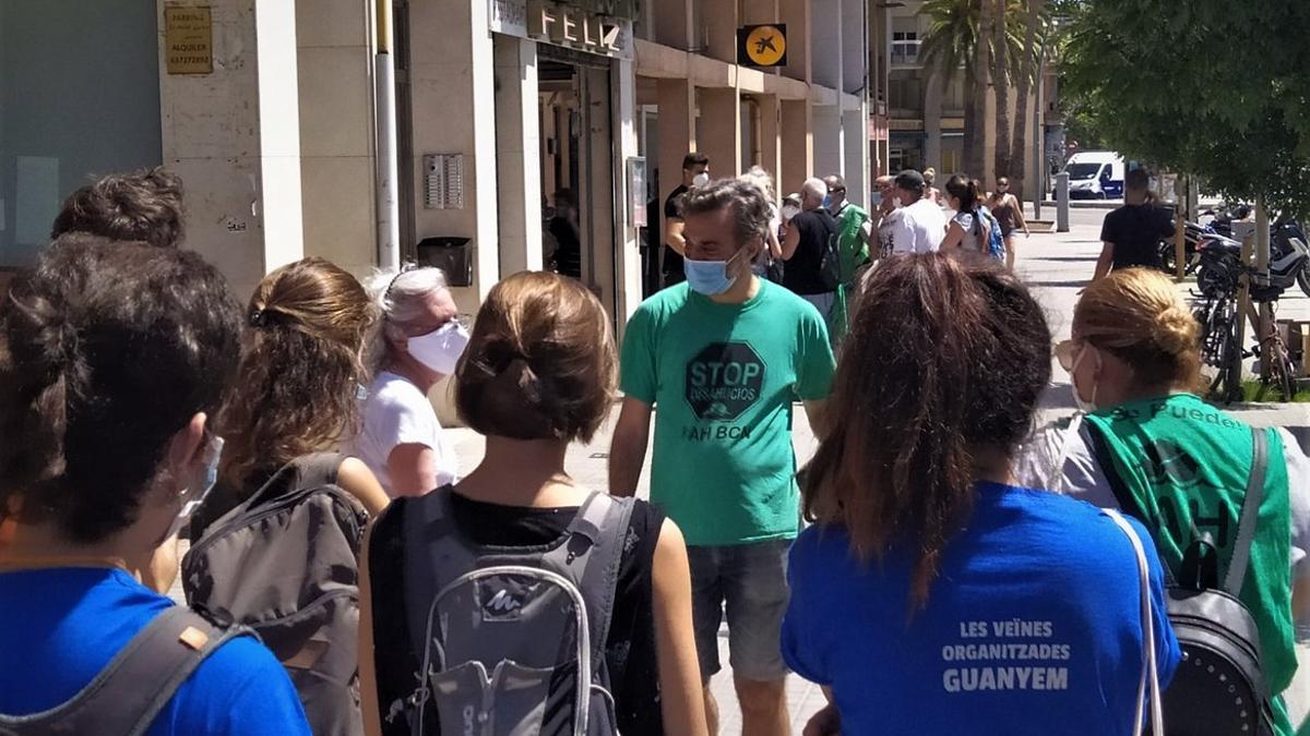 Activistas de la PAH frenan un desahucio en el barrio de La Torrassa de L'Hospitalet de Llobregat.