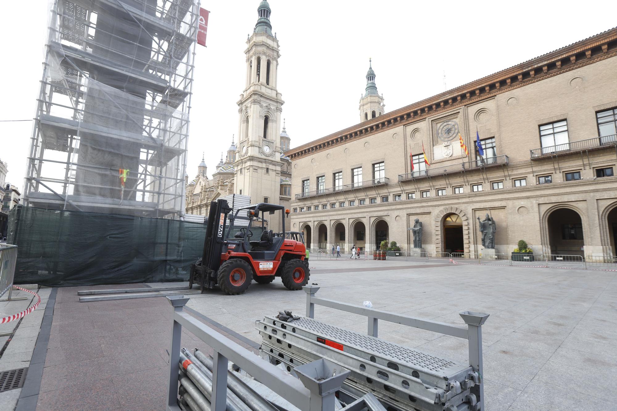 Trabajos de montaje de los escenarios de Fiestas del Pilar en la plaza del Pilar