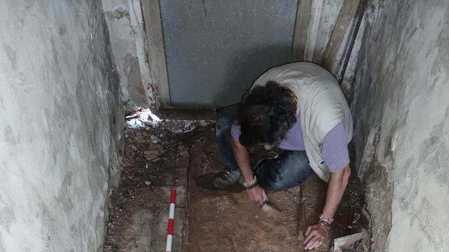 Unas obras dejan al descubierto un nuevo tramo de cimentación de la muralla medieval de Villena