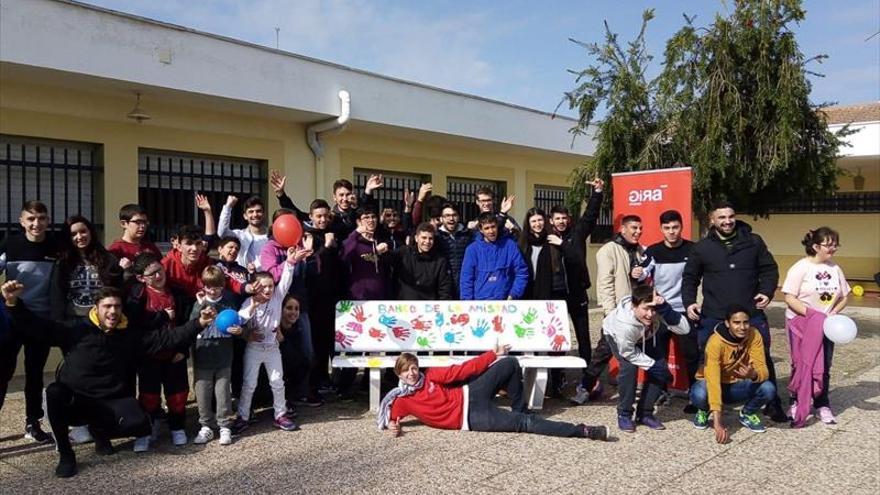 El centro la Aurora de Inclusives coloca en el patio su propio banco de la amistad