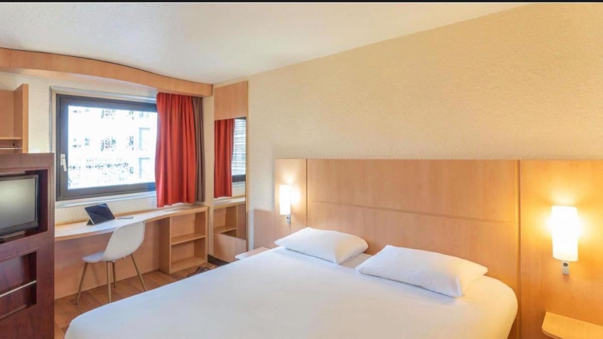 El bipartito de Elche se enroca con los gastos en hoteles, acusa a Compromís de manipular y la coalición pone el foco en Vox