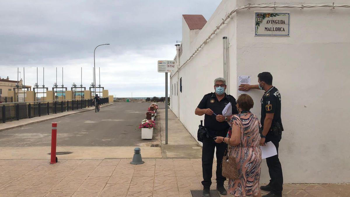 La Policía Local informa a los vecinos del cierre de la playa. / MÒNICA MIRA