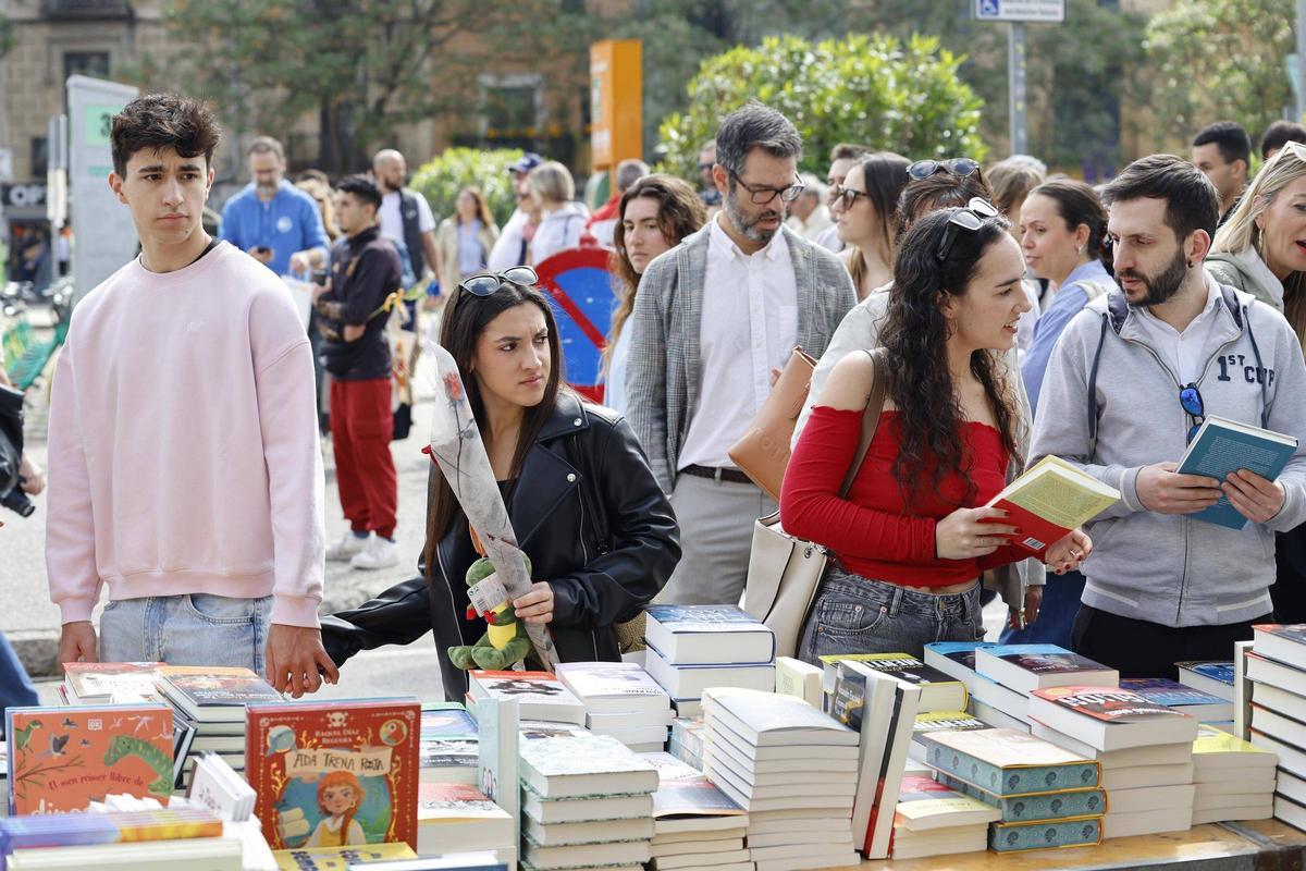 Les imatges de la diada de Sant Jordi a Girona