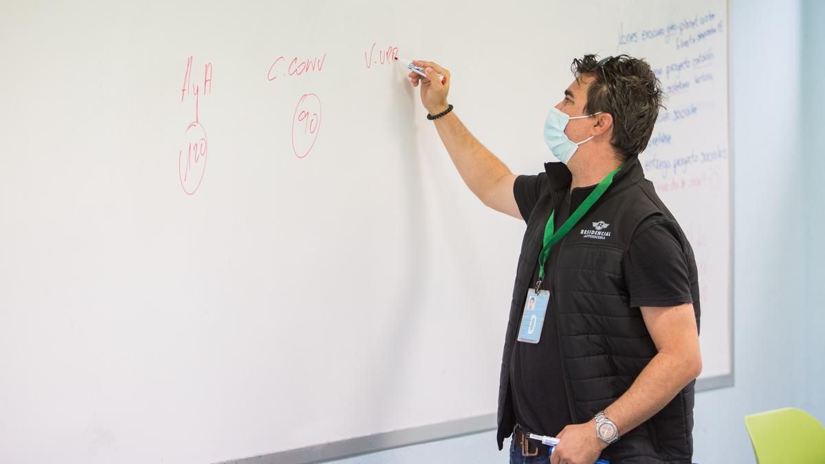 Fernando López, director de Autoescuela Residencial, imparte una clase en el Colegio Mestral