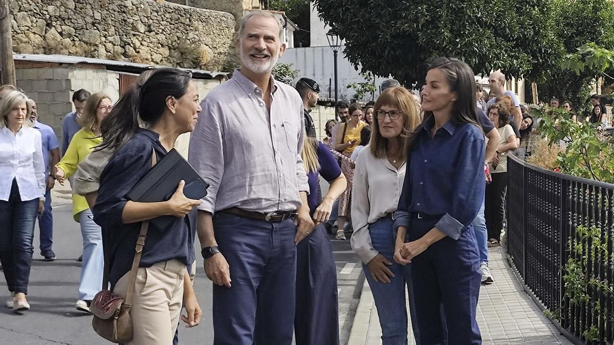 Los reyes Felipe y Letizia durante su visita a Rebollar, Cáceres, para conocer los estragos causados por el fuego en la zona Los reyes Felipe y Letizia durante su visita a Rebollar, Cáceres, para conocer los estragos causados por el fuego en la zona