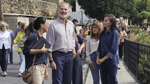 Los reyes Felipe y Letizia durante su visita a Rebollar, Cáceres, para conocer los estragos causados por el fuego en la zona