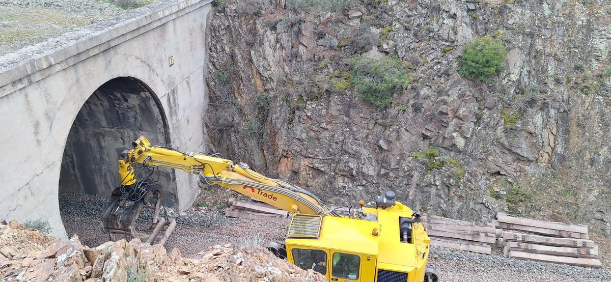 Obras de la línea de tren entre Zaragoza y Teruel, hace unos seis meses, a la altura de Ecinacorba.
