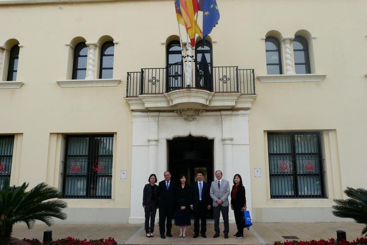 Directivos de los puertos de València y de Ningbo