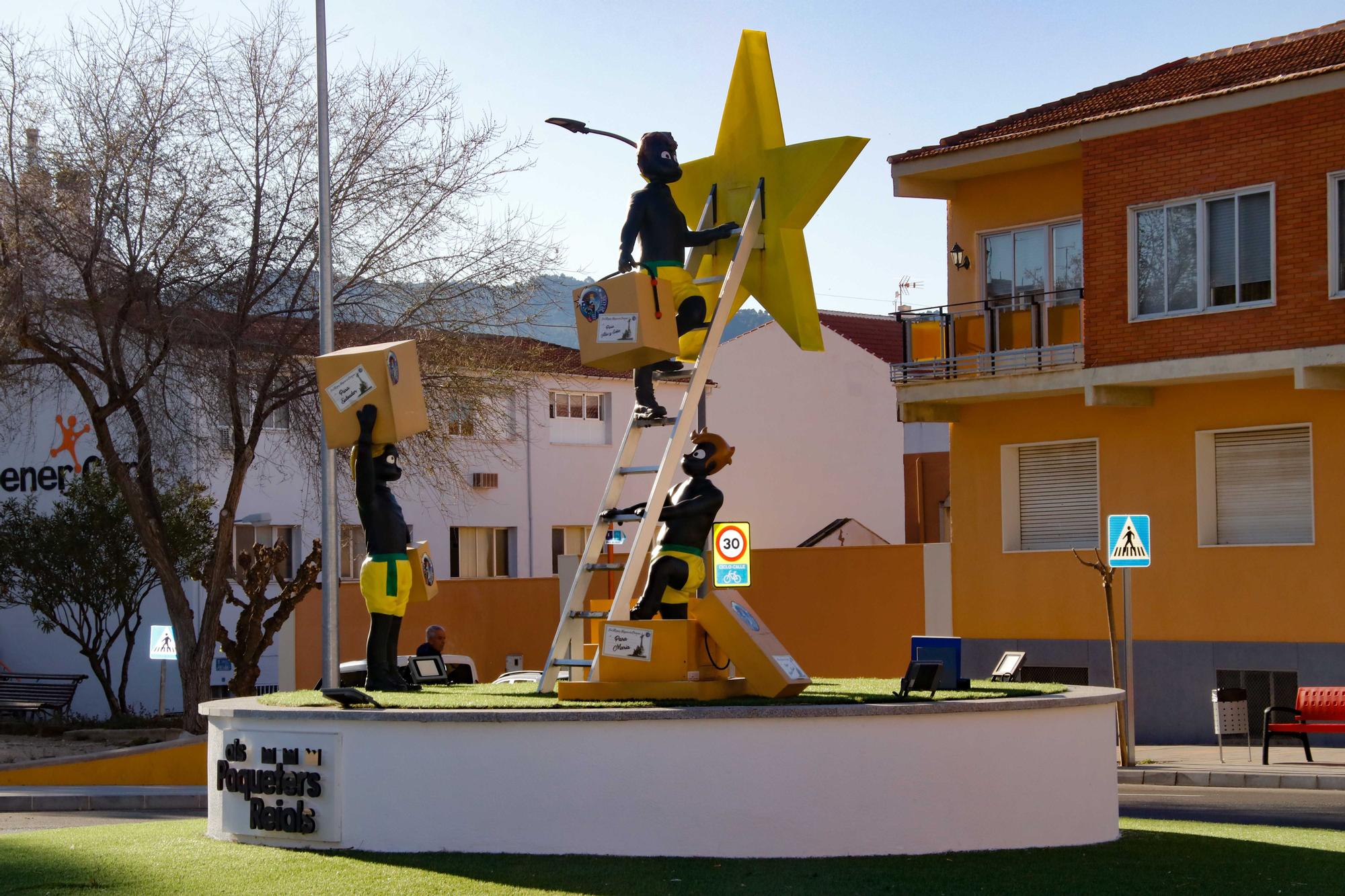 Las esculturas de los paqueteros de los Reyes Magos de Ibi vuelven a su monumento tras ser reparadas