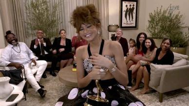 Zendaya ha conseguido acaparar todos los flashes de los Emmy con un conjunto de top brillante y falda de lunares