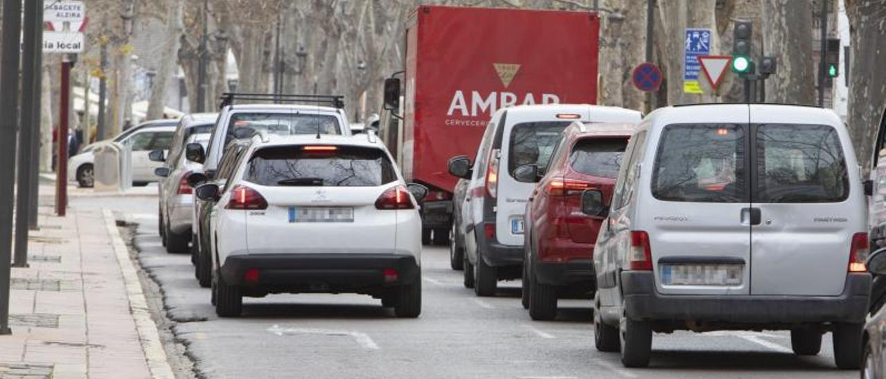 Imagen de archivo de coches circulando por l’Albereda. | PERALES IBORRA