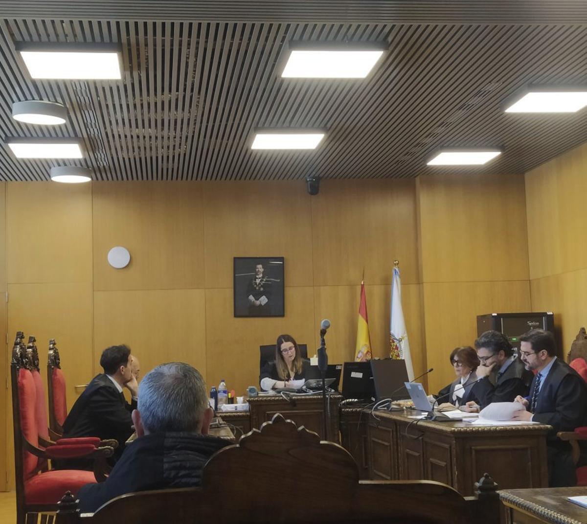 El acusado, en el banquillo, ayer, durante la vista previa.  | FDV