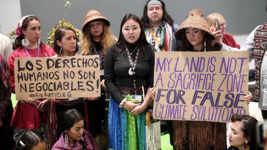 Mujeres indígenas realizan una protesta por el cambio climático.