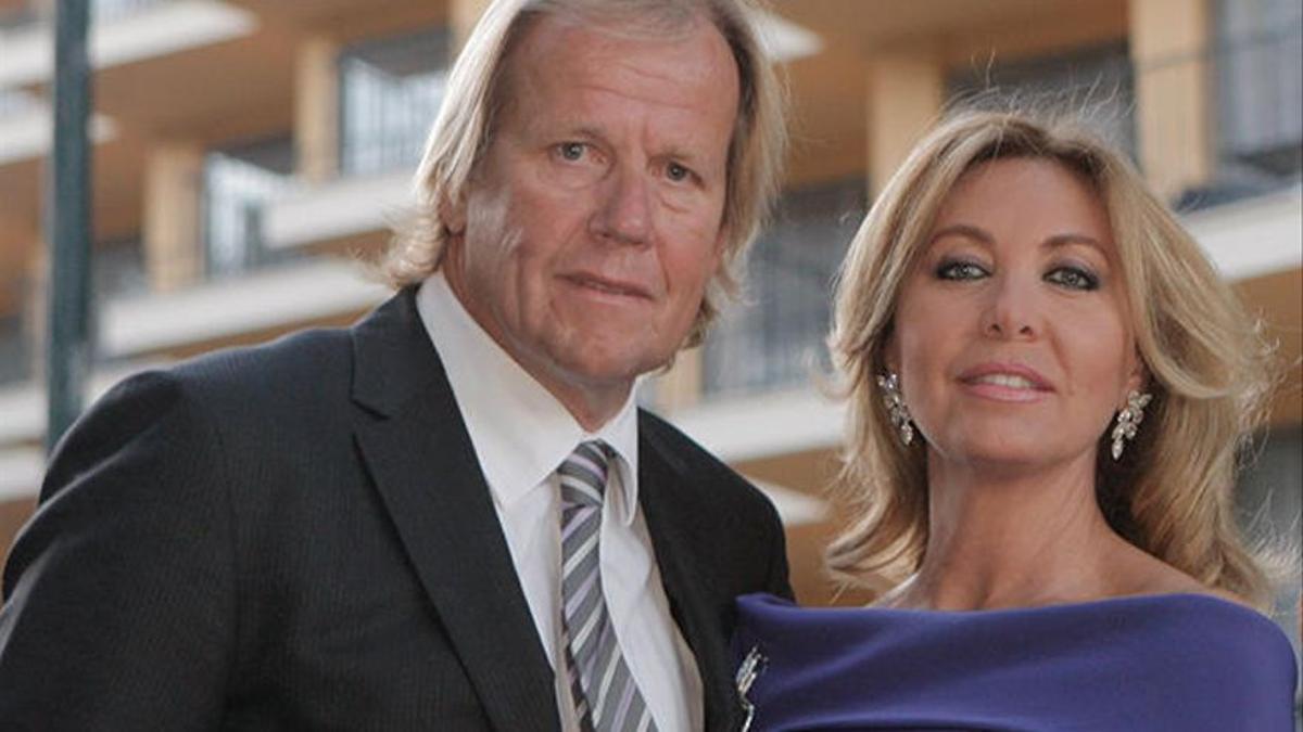 El empresario inmobiliario alemán Matthias Kühn, junto a su esposa, la famosa vedette Norma Duval.