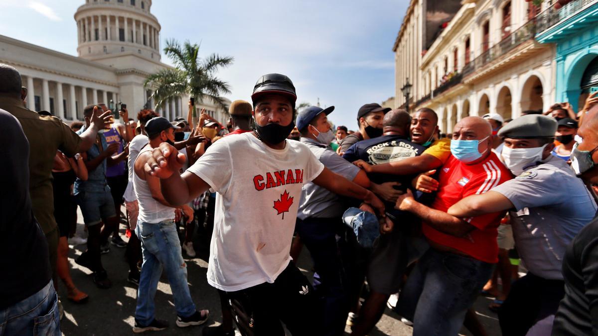 Manifestantes en las protestas en La Habana.