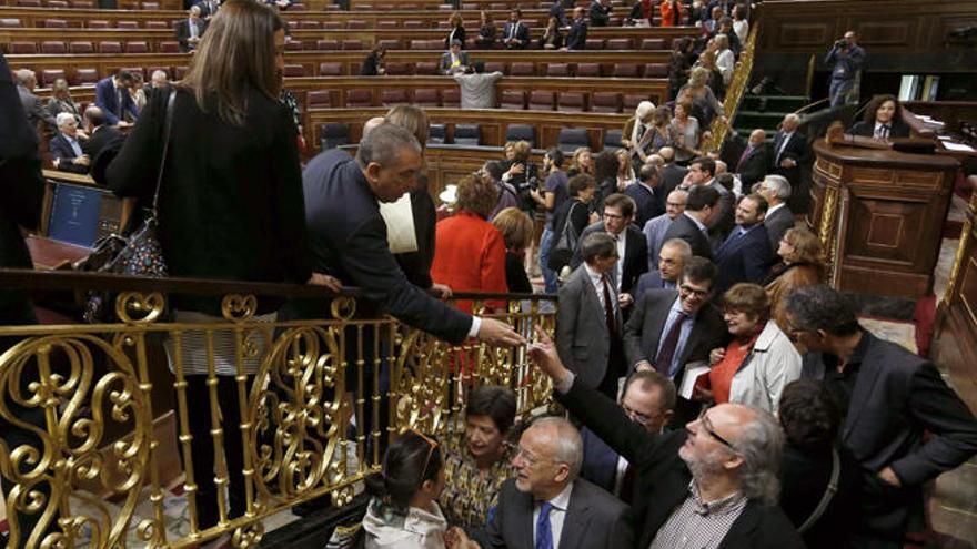 Diputados se saludan al finalizar una sesión en el Congreso.