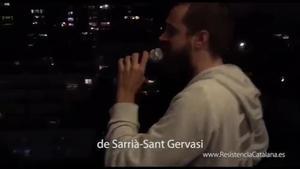Simulacre de referèndum amb humor en un balcó del popular carrer de Balmes.