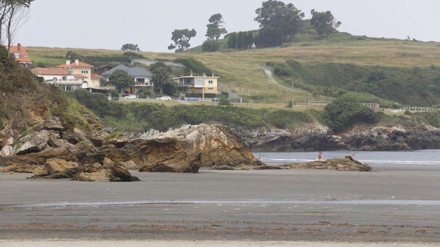 Playa de Santa María del Mar y, al fondo, la zona donde apareció el coche