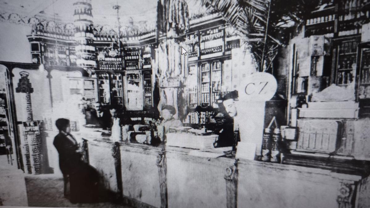 El mostrador de Camilo de Blas, cuando abrió en Oviedo, en 1914.