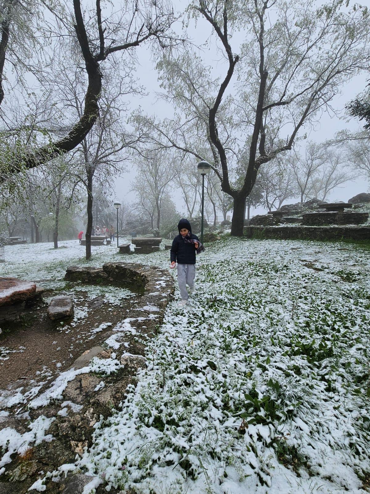 La nieve ha dejado un manto blanco en el punto más alto de Cabra.