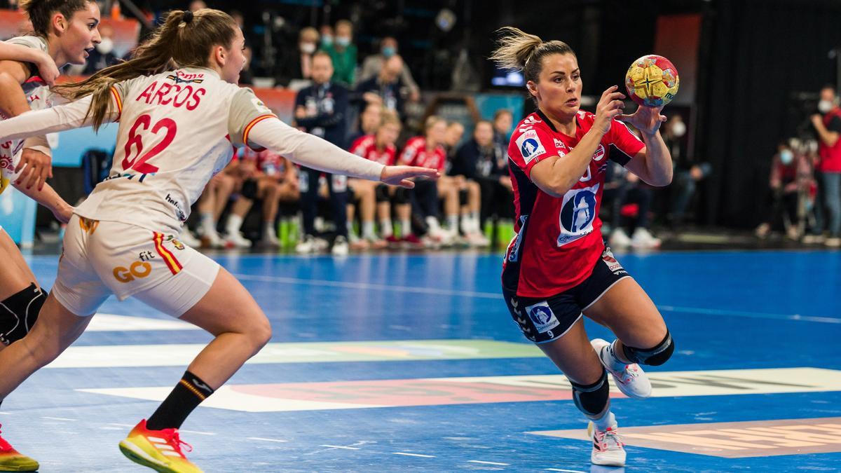 Nora Mork recibe el balón ante Paula Arcos.