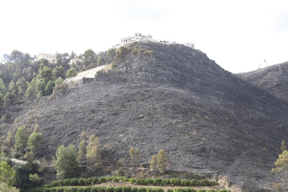 El incendio arrasa la urbanización Monte Corona de Ador