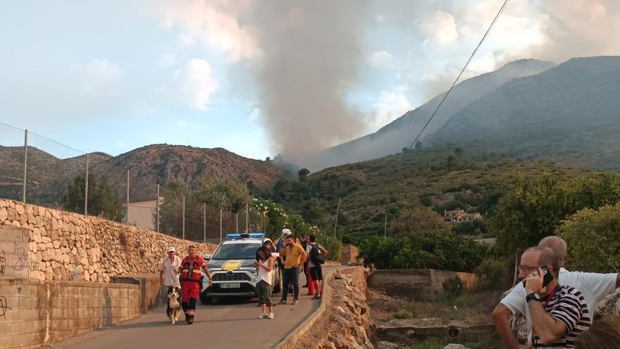 El frente del incendio se reactiva en Pego y obliga a nuevos desalojos