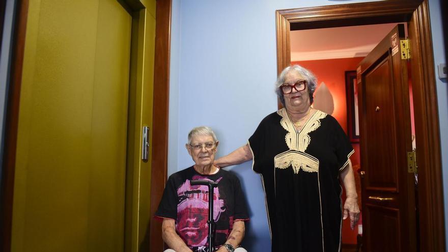 Tatiana de Jorge (84 años), encerrada en su piso de A Coruña con su marido por el cierre de su ascensor: "Llevamos un mes así y no veo la salida"