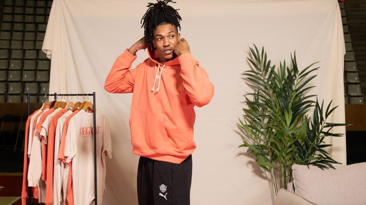 Yves Pons vesteix amb una dessuadora de la nova col·lecció.