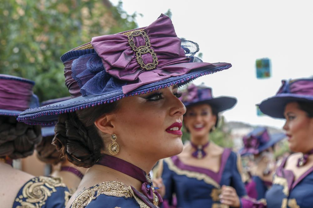 Más de 2.000 festeros participan en una vistosa Entrada de Moros y Cristianos que consigue llenar de público todas las calles de la capital de la Foia