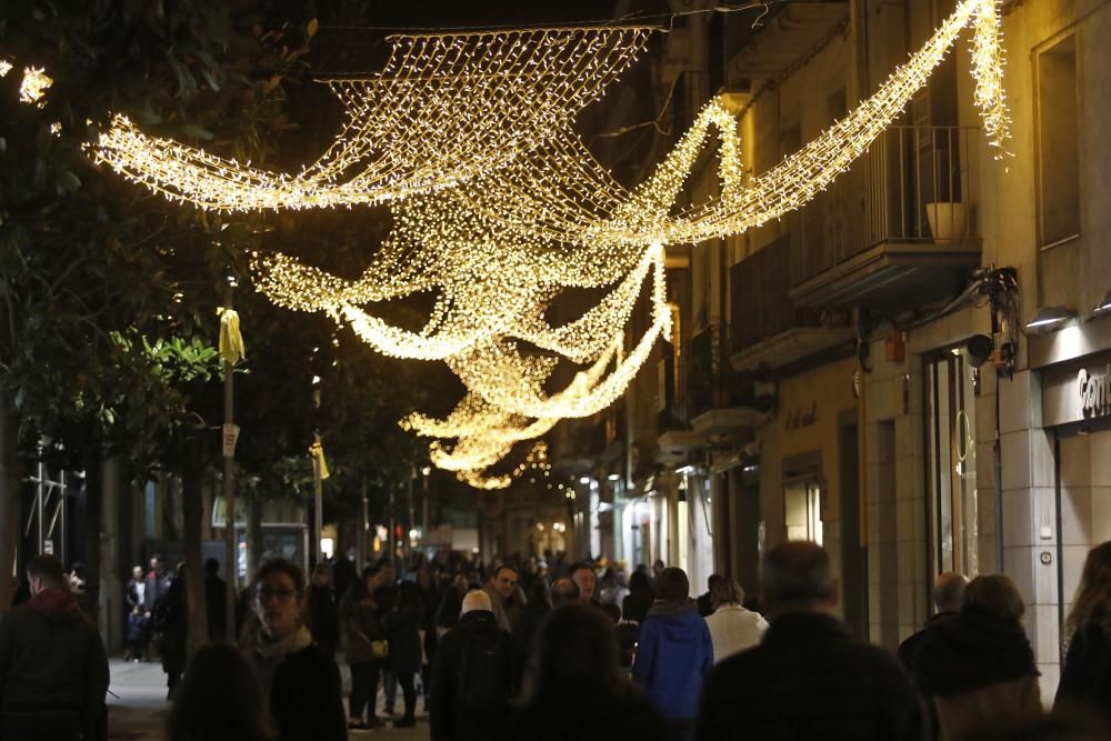 Encesa dels llums de Nadal a Girona amb protestes