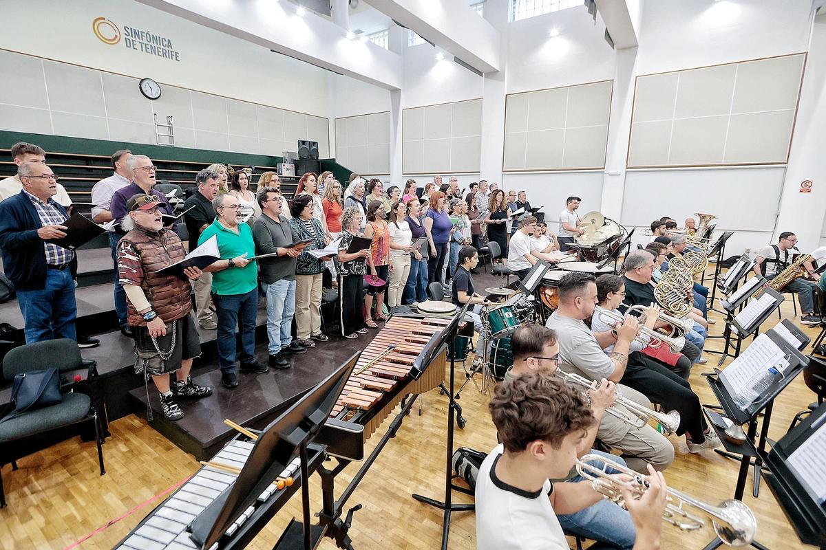 Primer ensayo general del coro y la orquesta de la misa del papa en el Puerto de Santa Cruz de Tenerife