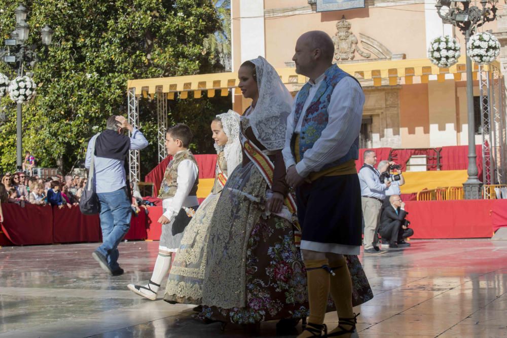 Desfile de las falleras mayores de las diferentes comisiones durante la procesión general de la Mare de Déu dels Desemparats.