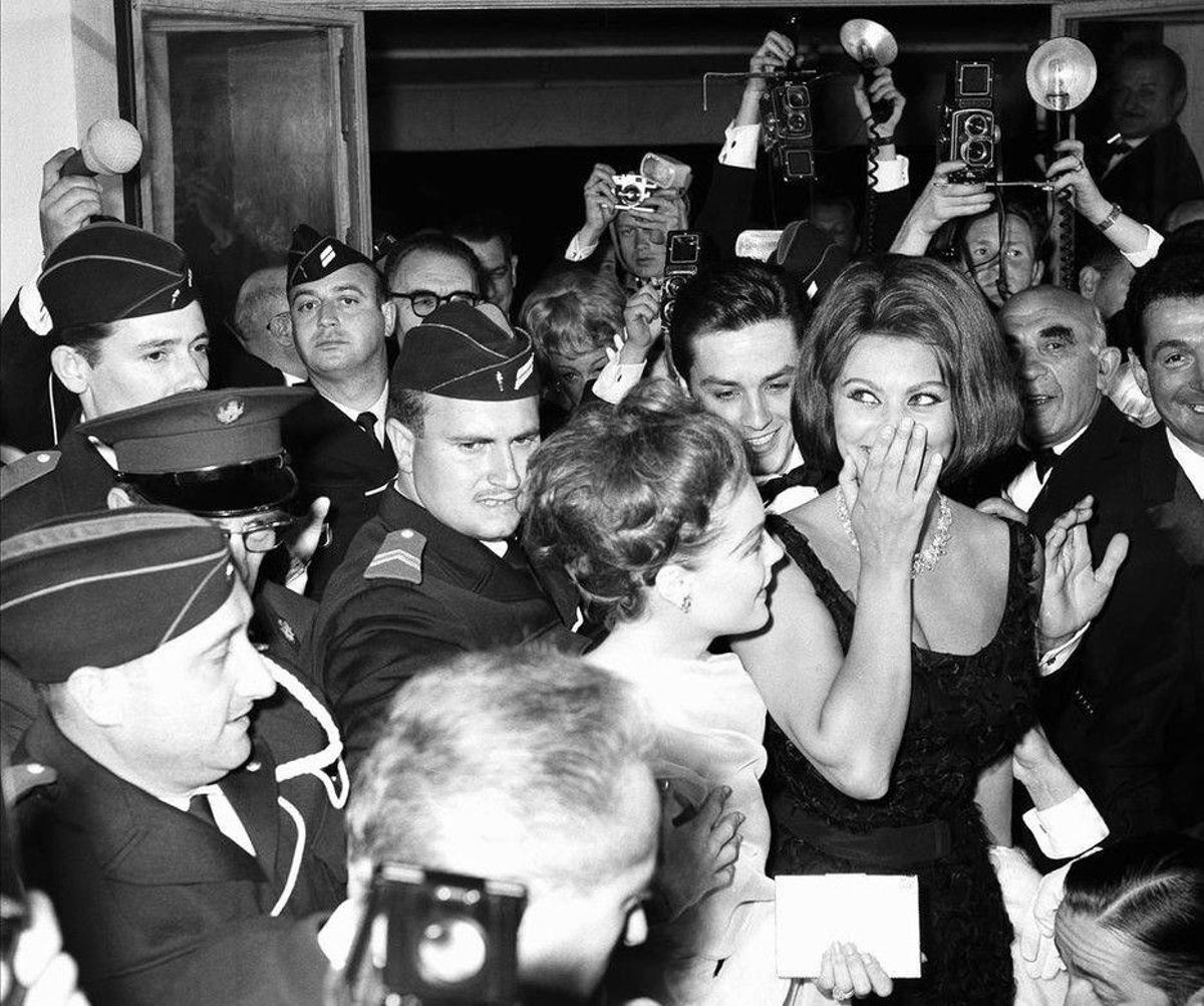 L’actriu italiana Sofia Loren i la seva comitiva van arribar al Festival el 7 de maig de 1962, protegits per la policia.